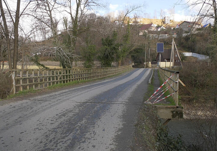 Мост на реке Кудепста в Сочи просел после сильных дождей