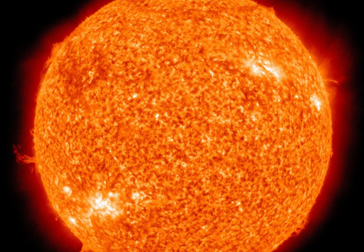 Из-за вспышки на Солнце радиационный фон планеты повысился практически до максимального значения