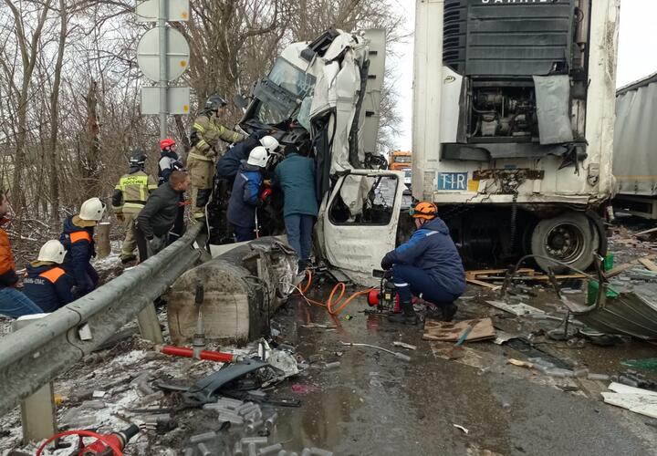 На Кубани столкнулись три грузовика, водителя доставали из раздавленной кабины при помощи спецтехники