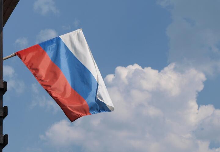 Российские флаги на постоянной основе будут вывешивать на всех образовательных учрждениях