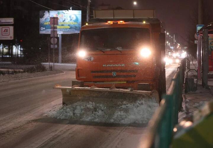 Народный лайфхак: жители Краснодара борются с гололедом при помощи соли из магазинов