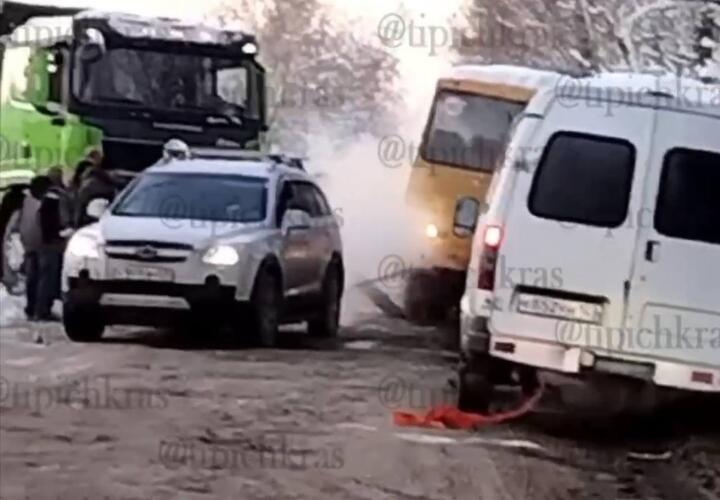Не разъехались: в мэрии Краснодара прокомментировали инцидент со скатившимся в яму школьным автобусом