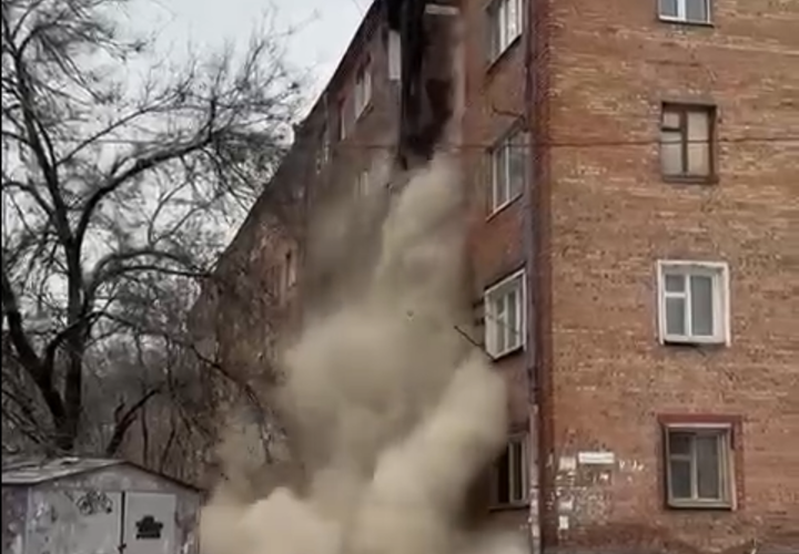 Обрушился весь подъезд в ростовской пятиэтажке