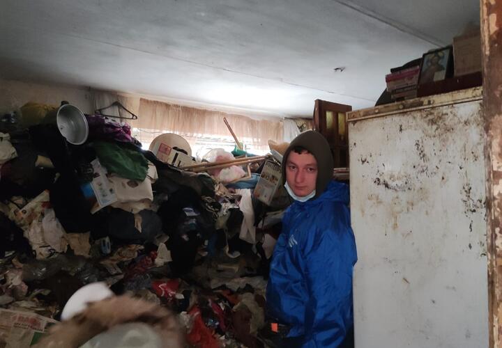 Пенсионерка из Новороссийска 30 лет не выкидывала мусор из квартиры