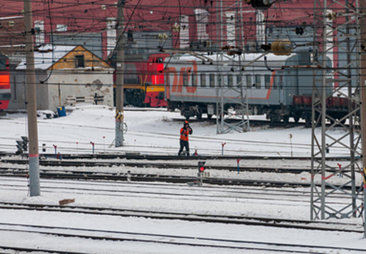 Под колесами поезда в Краснодаре погибла 15-летняя девочка