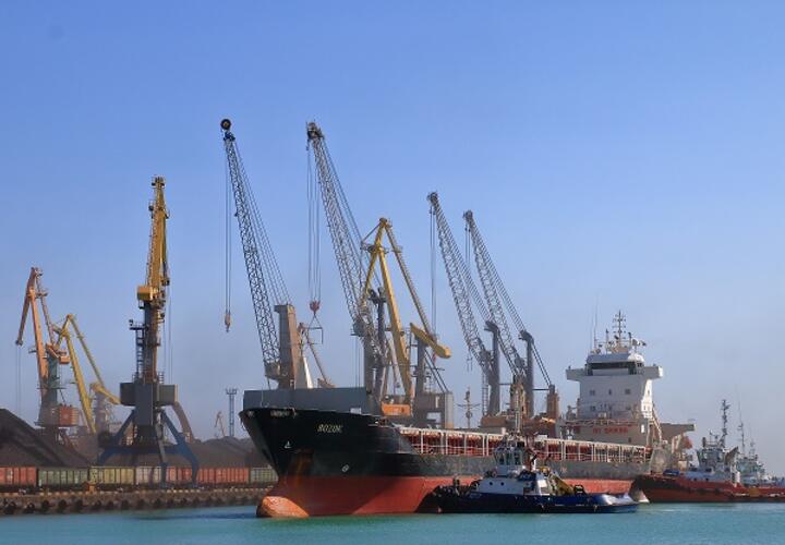 Новороссийский порт приостановил отгрузку нефти из-за шторма