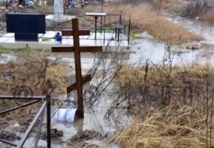 Потерявшая ребёнка мать рассказала о затопленных могилах в Абинске