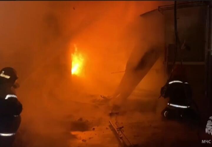 Пожар на Восточном рынке Краснодара охватил площадь в 250 квадратных метров