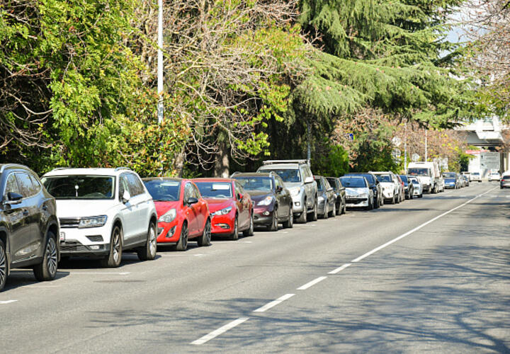 Расставайтесь с деньгами легче: в Сочи вводят оплату парковки через смс-сообщения