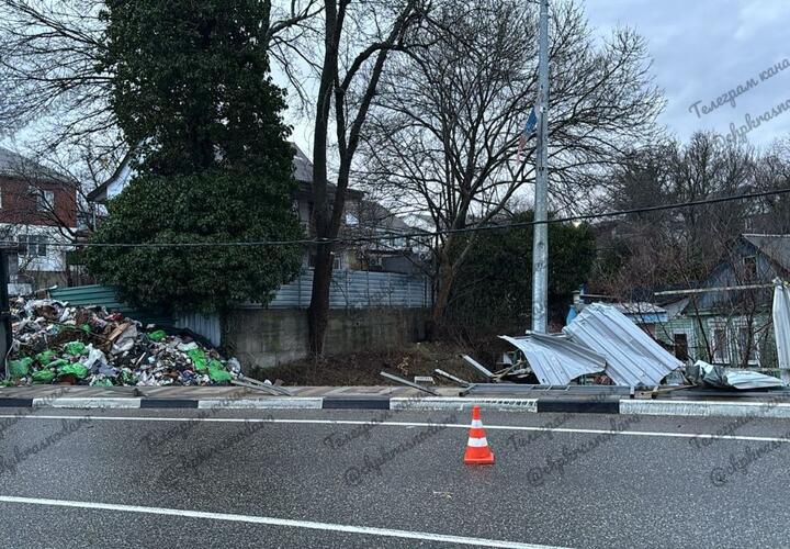 Разгребать тонны мусора: на Кубани перевернувшийся грузовик вывалил тонны отходов во дворы частных домов
