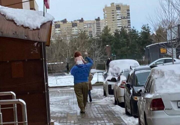 Ребенка в одном подгузнике вывели зимой на прогулку в Краснодаре