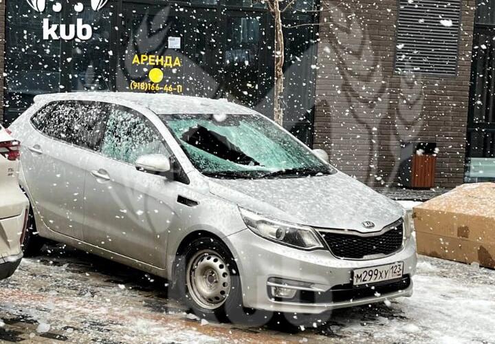 Рушится на глазах: куски фасада в новостройке в Краснодаре валятся на машины жильцов