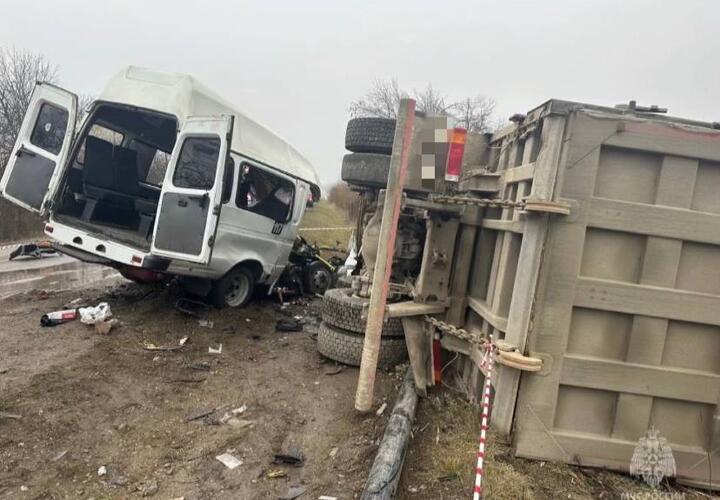 Семь человек погибли в результате столкновения грузовика и маршрутки в Ставропольском крае