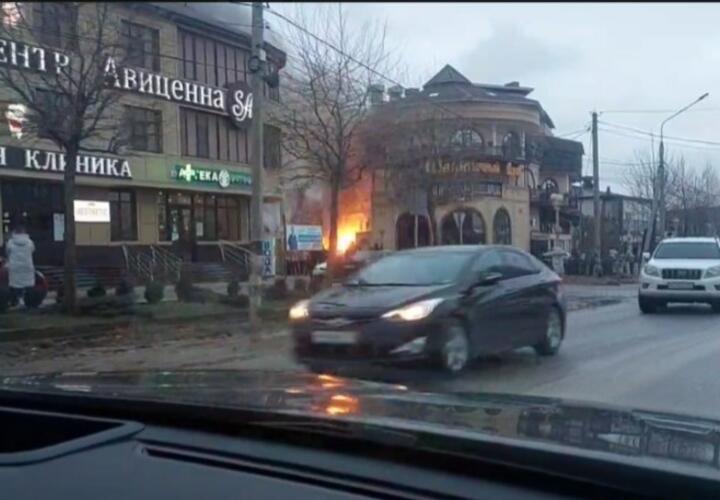  Сильный пожар начался в поселке Супсех под Анапой, горит местное кафе