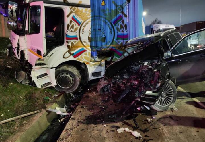 В Новороссийске столкнулись грузовик и внедорожник