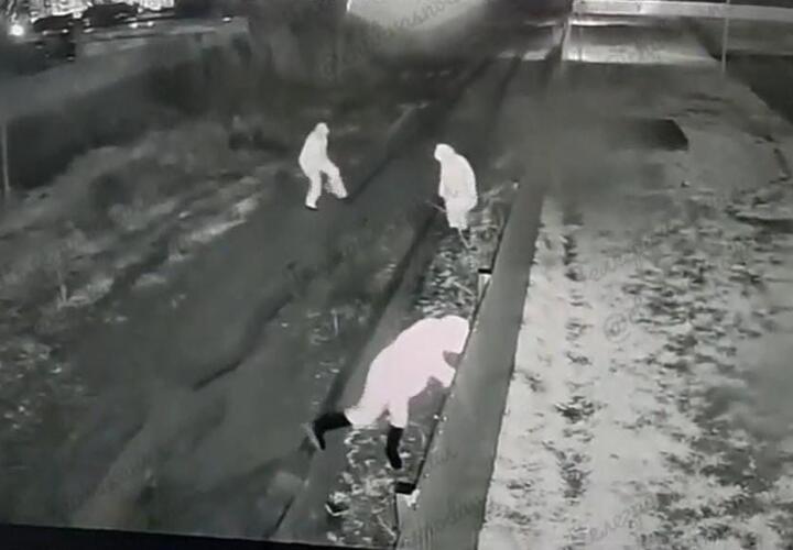 Ночами жители ЖК Премьера ломают соседям забор 