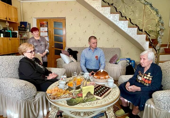 Спикер Гордумы Краснодара Вера Галушко и депутат Андрей Анашкин побывали в гостях у  блокадницы Веры Кулаковой 