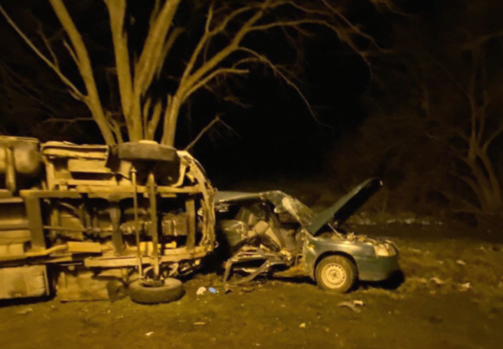 Газель смяла легковой автомобиль, выехавший на встречную полосу