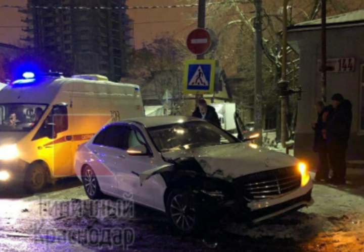 Такси врезалось в трамвай в Краснодаре на улице Коммунаров