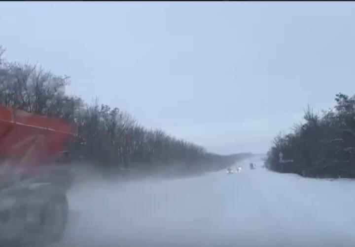 Трассы заметает: ГИБДД сообщает о крайне сложной ситуации на дорогах на юго-востоке Кубани