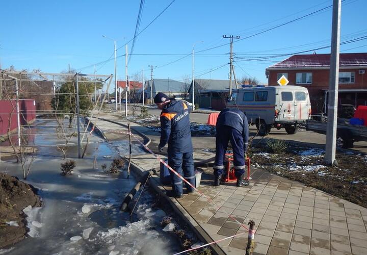 Улицы и дворы на Кубани оказались затоплены после длительных дождей и стремительного таяния снега
