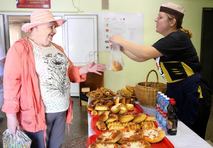 Уси-пуси на выборах: в Геленджике бесплатно раздают пирожки и круассаны