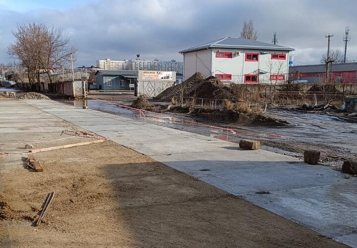 Устали ждать: в Краснодаре предприниматели сами взялись ремонтировать улицу Автомобильную