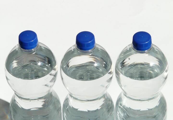 В бутилированной воде обнаружили большую дозу опасного пластика 