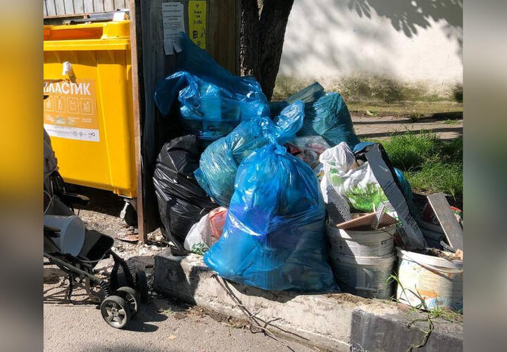 В Геленджике не перестают жаловаться на переполненные мусорные площадки