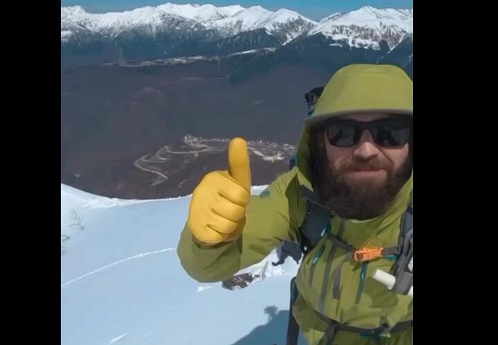 В горах Сочи снежная лавина накрыла лыжника