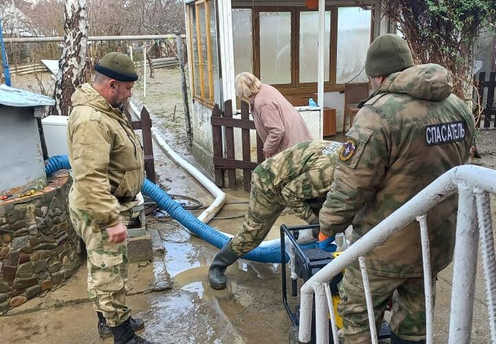 В Горячем Ключе после ливней продолжают откачивать воду с улиц