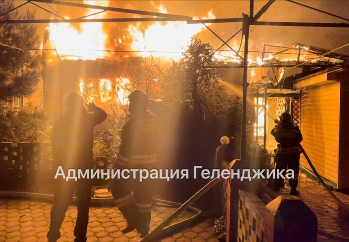 В хуторе под  Геленджиком из-за короткого замыкания сгорели  десять гостевых домов