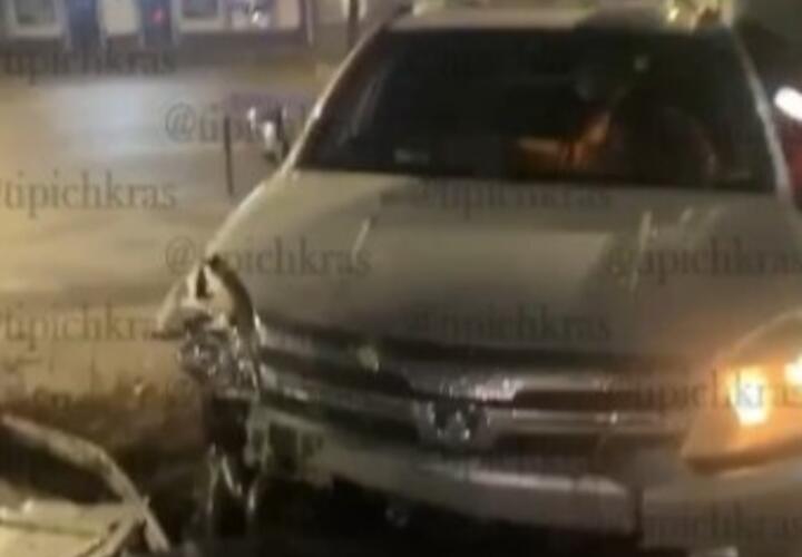  В Краснодаре автомобиль врезался в здание бизнес-центра на улице Северной