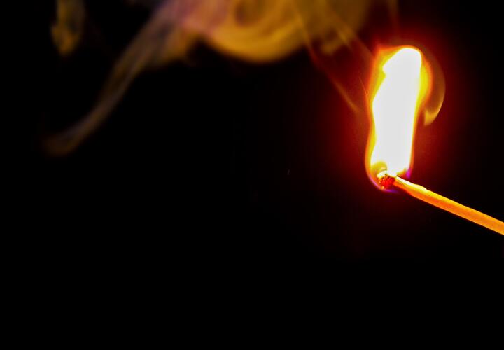 Для того, чтобы потушить пылающий огнем балкон, пришлось вызывать пожарных