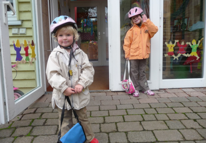 Простуженный воспитатель работал с детьми в детском саду