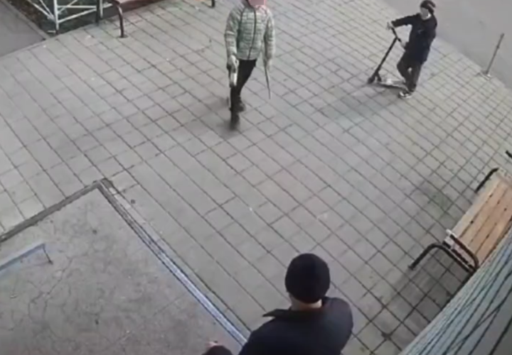 В Краснодаре школьники закидали 82-летнего пенсионера с тростью бутылками