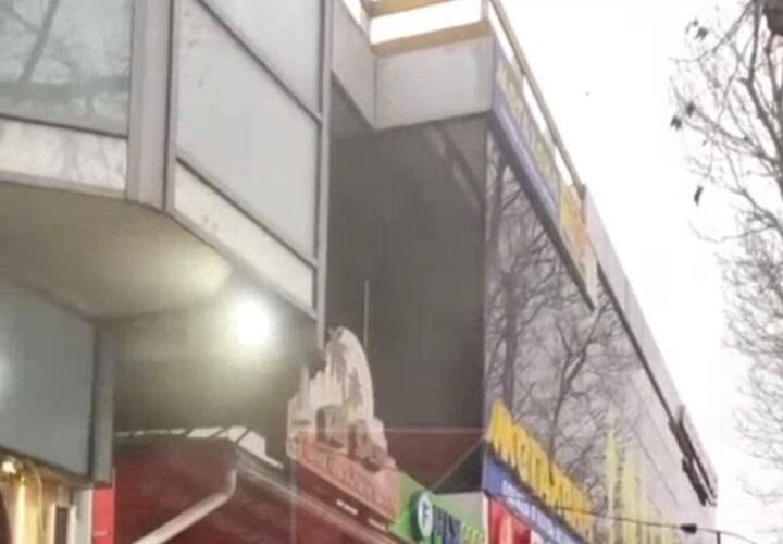 В Краснодаре загорелся магазин секонд-хенда 