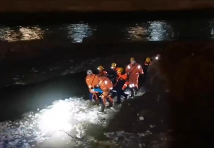 В Крещенскую ночь пьяный житель Сочи упал в реку в центре города