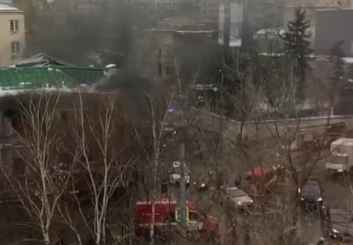 В Москве загорелось здание горкома КПРФ