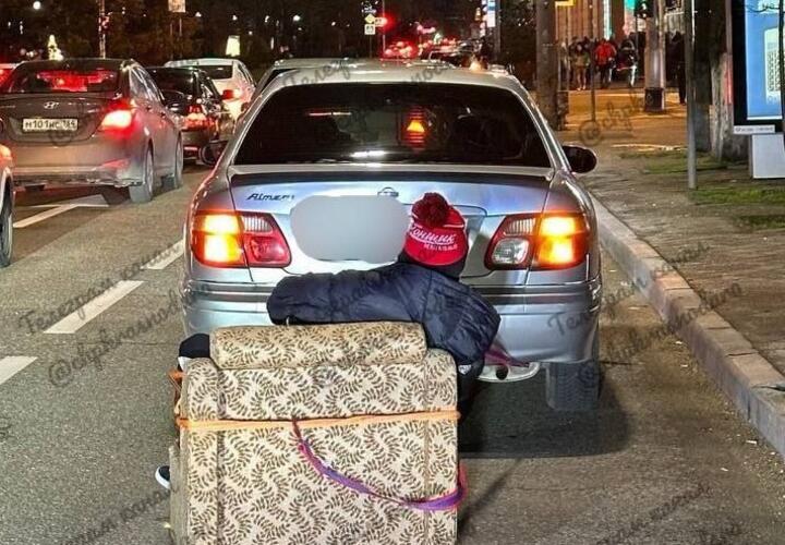 В погоне за креслом: полиция в Краснодаре ищет подростков, устроивших заезд на предмете мебели по Красной