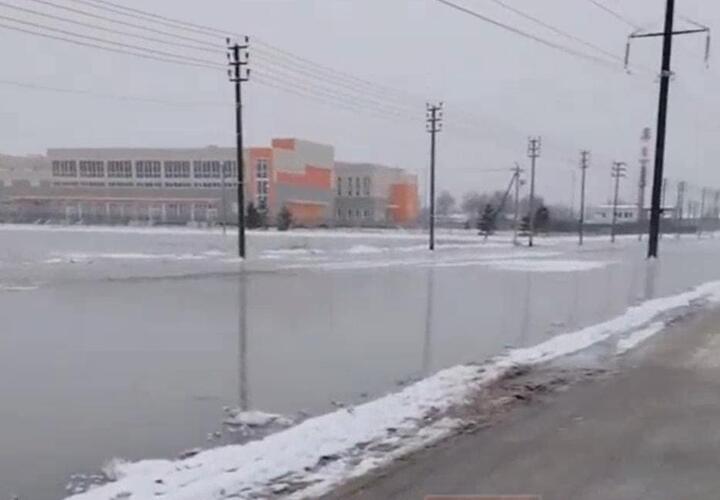 В поселке полностью затопило ведущий к школе тротуар