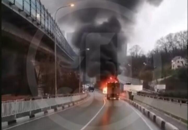 В Сочи дорога блокирована из-за внезапного возгорания грузовика с мусором