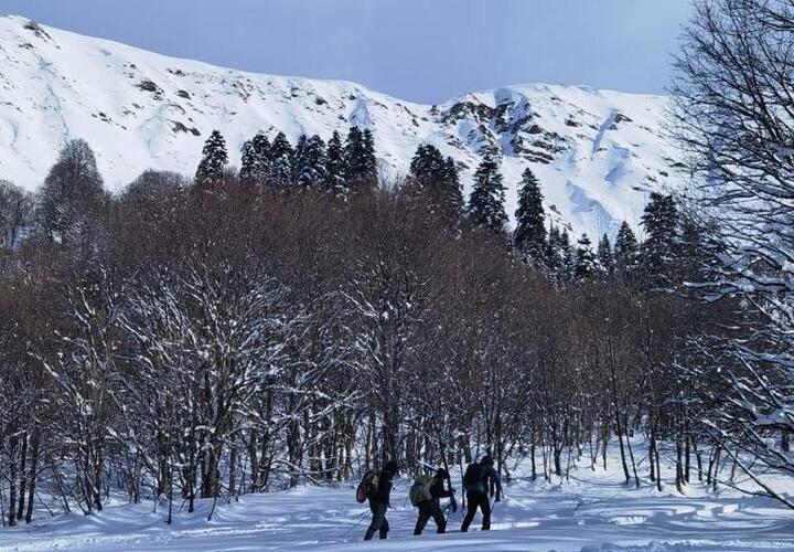 В Сочи наглядно показали, какая опасность грозит туристам на Бзерпинском карнизе