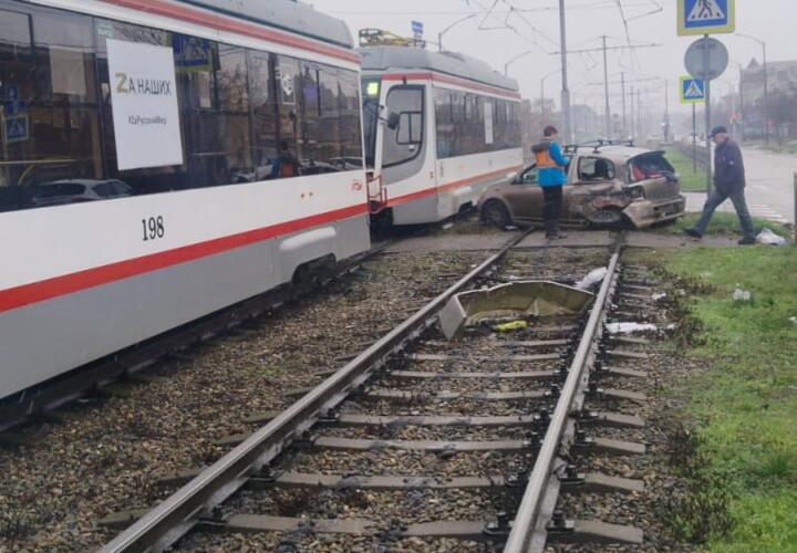 Всё из-за снега: Краснодаре трамвай на полном ходу снес иномарку