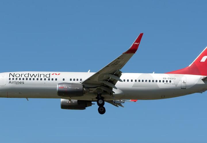 Вышли прямо на взлетке: самолет рейса Сочи-Кемерово из-за урагана не смог подрулить к терминалу 