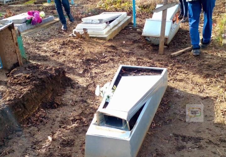 Подростки разгромили кладбище в селе Воскресенском на Кубани