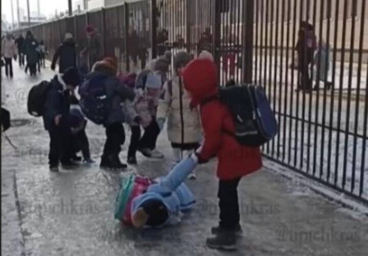 Ждут пока растает: тротуары рядом с крупнейшей школой Краснодара полностью покрыты льдом