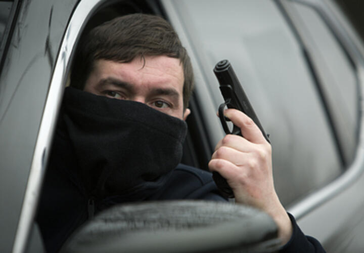 10 лет за 10 тысяч: в Анапе будут судить двух разбойников, угрожавших прохожим макетом пистолета ПМ