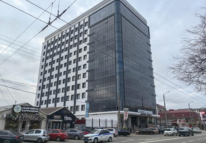 В Краснодаре выставили на торги только часть бизнес-центра «Кутузовский». Информация в СМИ о том, что продается весь БЦ, не подтвердилась.  - На торги выставлен всего лишь один объект, принадлежащий одному собственнику. То есть незначительная часть комплекса. Совместно с нежилыми помещениями (основной объект) в лоте указаны доли в помещениях, которые являются местами общего пользования в здании, и доли в земельном участке, которые необходимы для использования нежилых помещений и обязательны к отчуждению вме