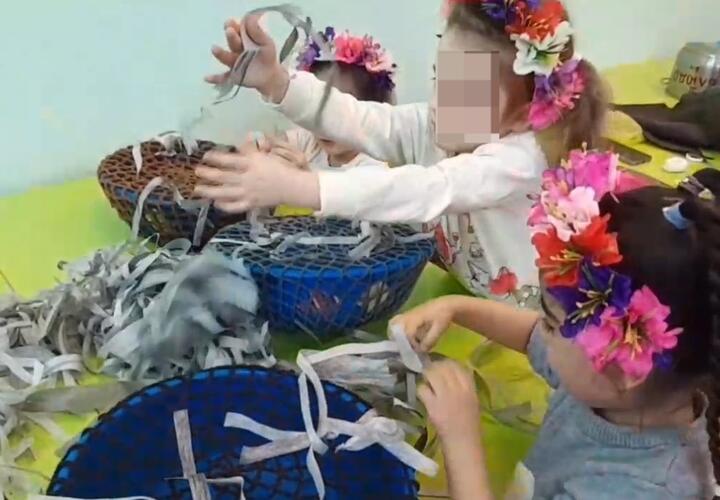 Детсадовцы из Белореченска плетут масксети и делают нашлемники для военных